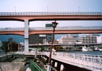 Kobe 1998: Erdbebengedenkpark und Blick auf eine der Hauptverkehrsadern der Stadt