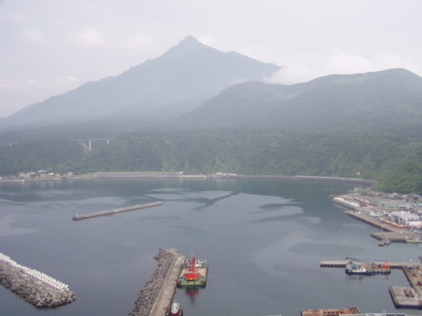 Insel Rishiri / Hokkaido: Hafen mit den Rishiri Fuji im Hintergrund