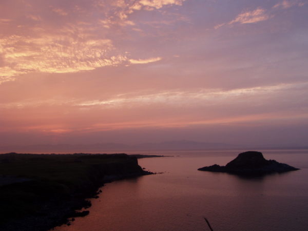 Abendstimmung. Im Hintergrund die Rebun-Insel