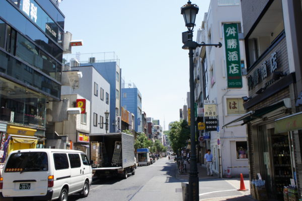Die kleine, gehobenere Haupteinkaufsstrasse von Hiroo