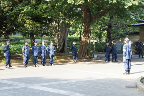 Und dann noch das: Hobbymilitaristen im Park von Ueno