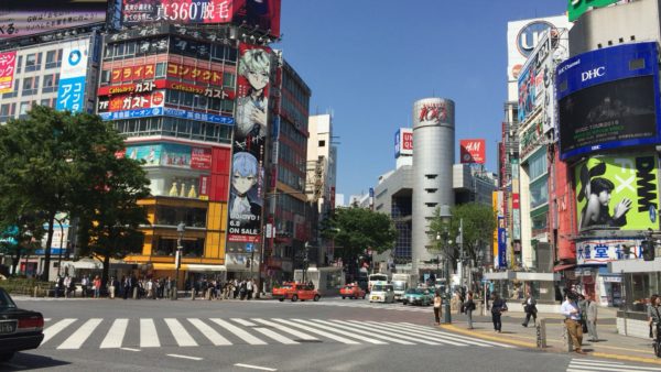 Die weltberühmte Alle-gehen-Kreuzung vor dem Bahnhof von Shibuya