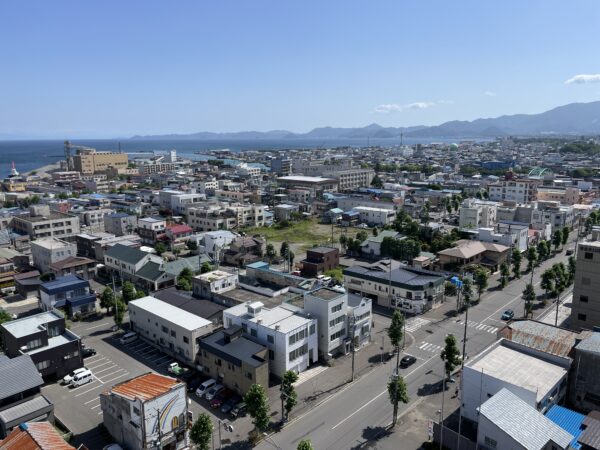 Aomori - mit der Mutsu-Bucht und der Shimokita-Halbinsel im Hintergrund (rechts) und schwach erkennbar Hokkaido (links) 