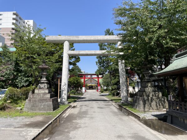 Torii des Utou-Schreins mit umgebenden Park