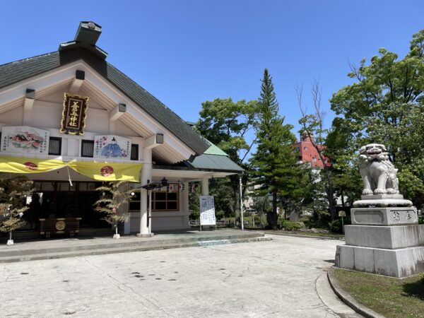 Hauptgebäude des Utou-Schreins im Zentrum von Aomori