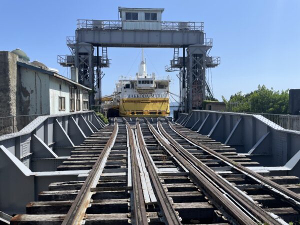 Mit den Eisenbahnwaggons ging es rein in die Fähre