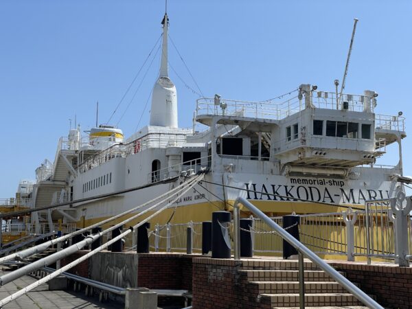Das Gedenkschiff Hakkoda-Maru im Hafen von Aomori
