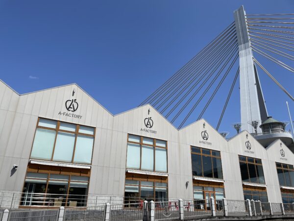 A-Factory mit der markanten Bucht von Aomori-Brücke