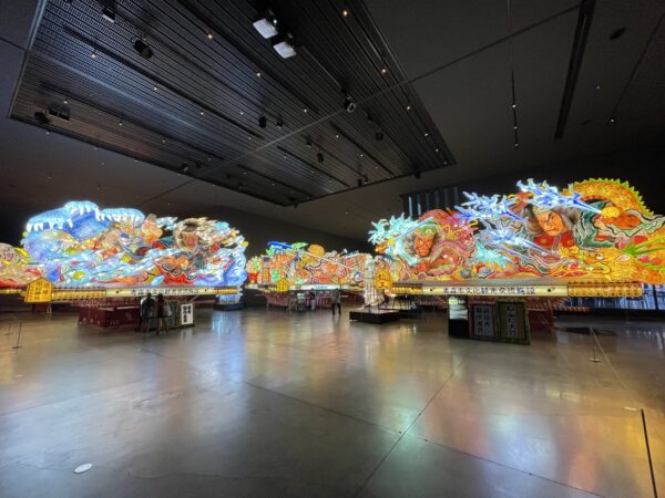 Die farbenprächtigen Festwagen des Nebuta-Fests