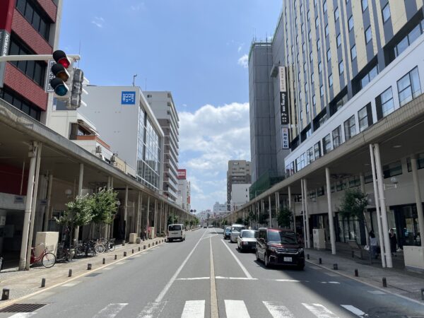Die teilweise überdachte Einkaufspassage in der Shinmachi-dōri in Aomori
