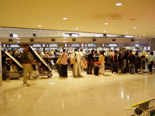 Innerhalb des Terminals im Flughafen Narita