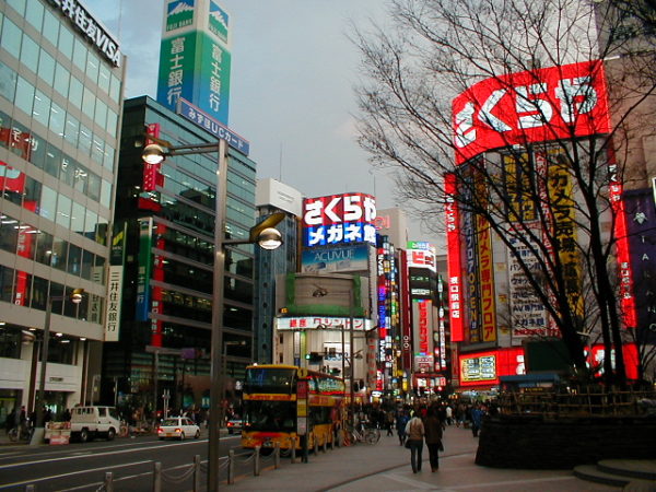 Der Bahnhof von Shinjuku-Vor dem Ostausgang (Higashi-guchi)