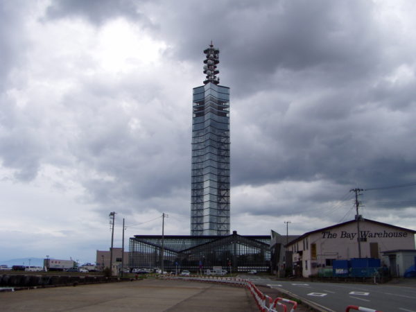 Der gläserne Hafenturm bei Akita
