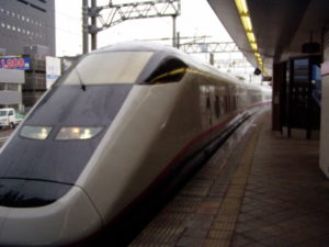 Akita-Shinkansen im Bahnhof von Akita