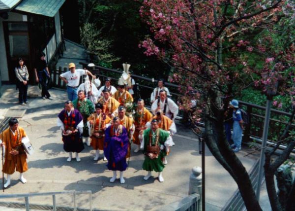 Mönchsprozession am Tempel von Takao