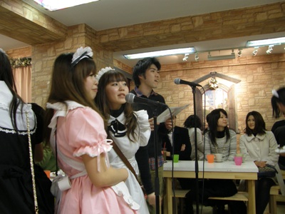 Live-Synchronisation in einem Maid-Cafe in Akihabara