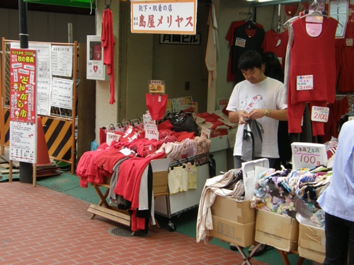 Rote Unterwäsche im Harajuku der Omas