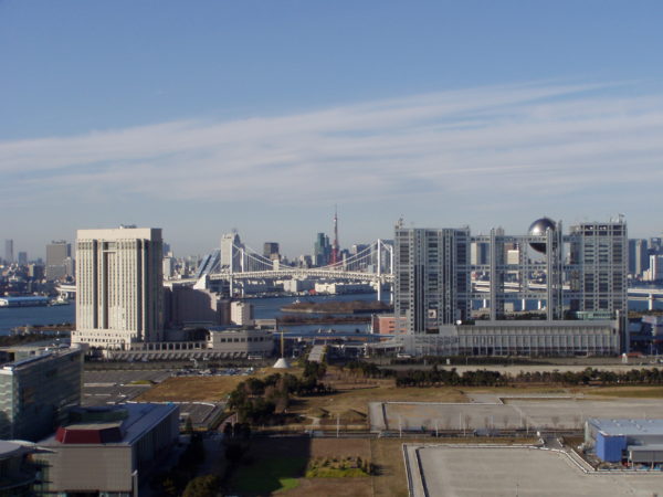 Blick auf Odaiba, die Brücke und den Tokyo Tower