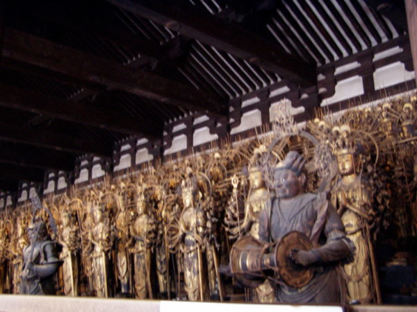 Der Reigen der lebensgrossen Statuen im Tempel