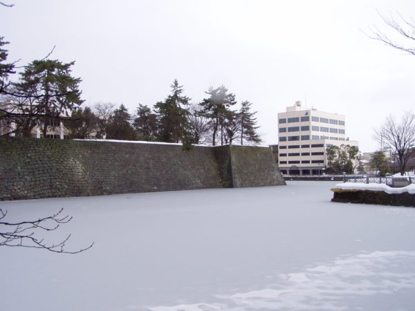 Der (zugefrorene) Burggraben im Zentrum von Fukui
