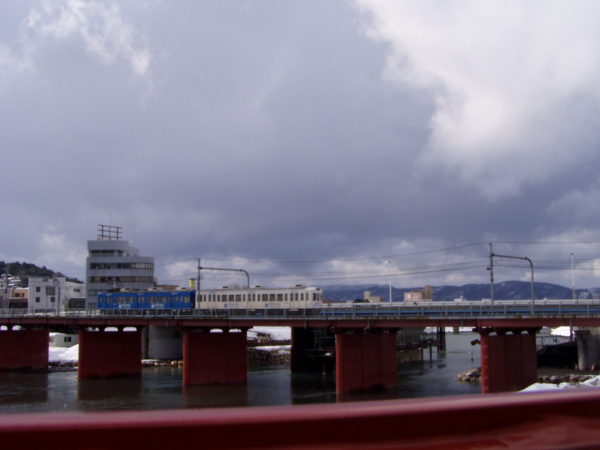 Straßenbahn? Zug? auf der Brücke über den Asuwa