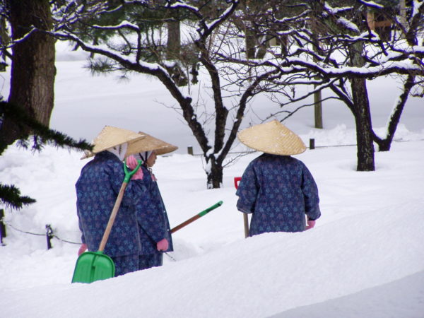 Schneeschippen im Kenroku-Park