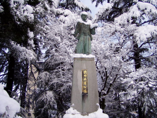 Statue von Maeda Masaho im Schlosspark
