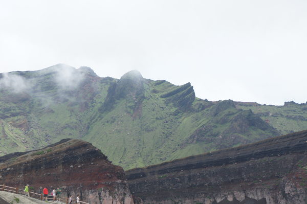  Im Inneren des Naka-dake in Aso