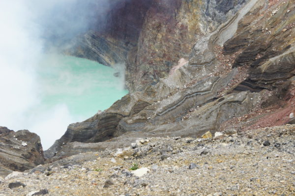  Im Inneren des Naka-dake in Aso