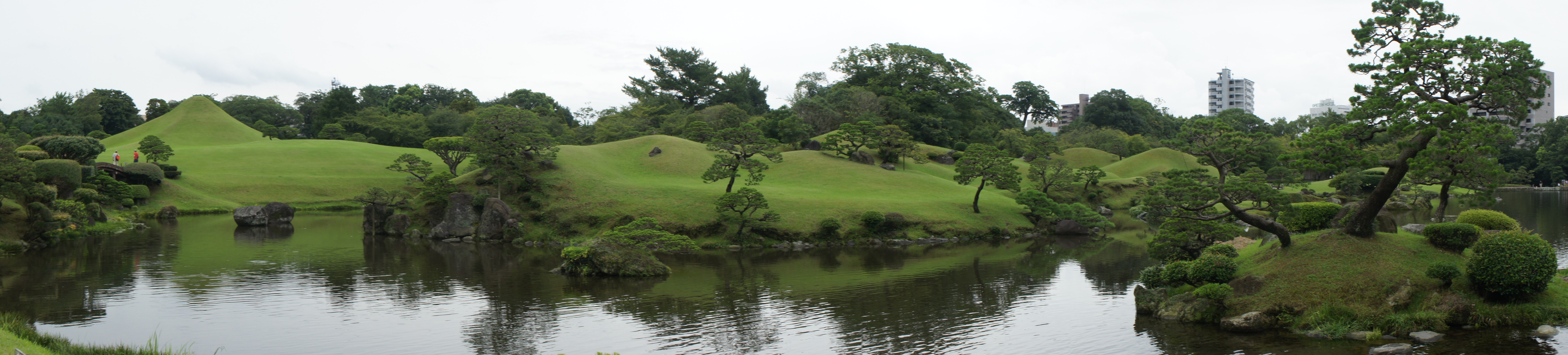 Panorama des Suizenji-Parks: Im Bild links der Fuji-san (Klicken um zu vergrößern)