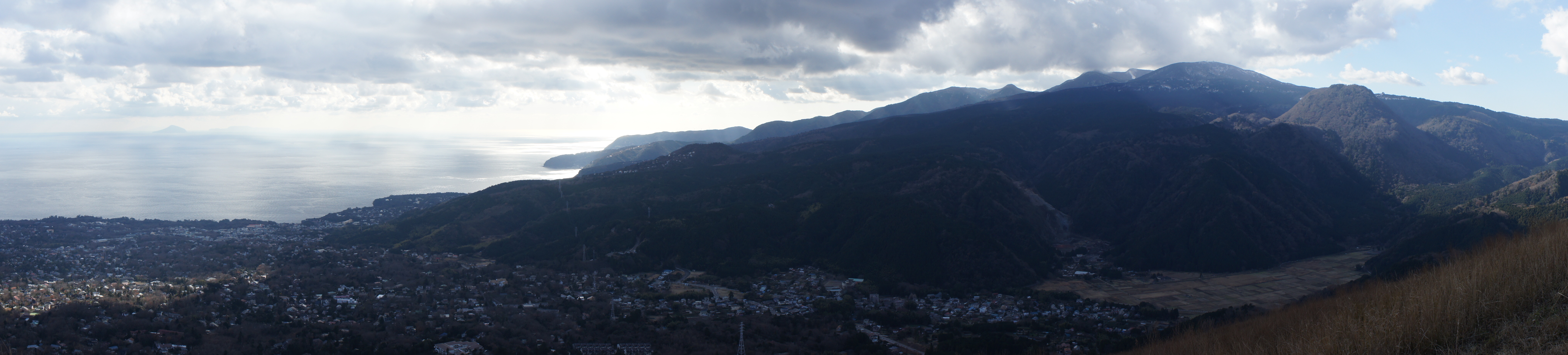 Panorama auf der Izu-Halbinsel. Links: Die Insel To-shima, rechts: das Amagi-Bergmassiv
