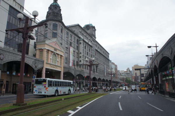 Im Zentrum - links das alte Kaufhaus Yamataya