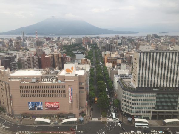 Blick auf das Zentrum der Stadt und auf den Vulkan Sakurajima