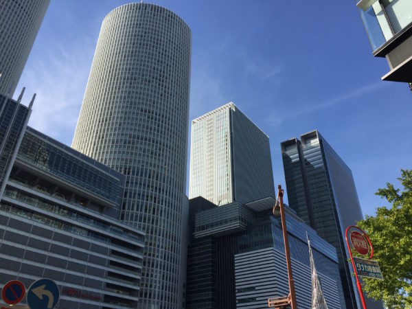 'Meieki' - das Bahnhofsviertel von Nagoya. Der runde Turm ist einer der beiden JR Central Towers