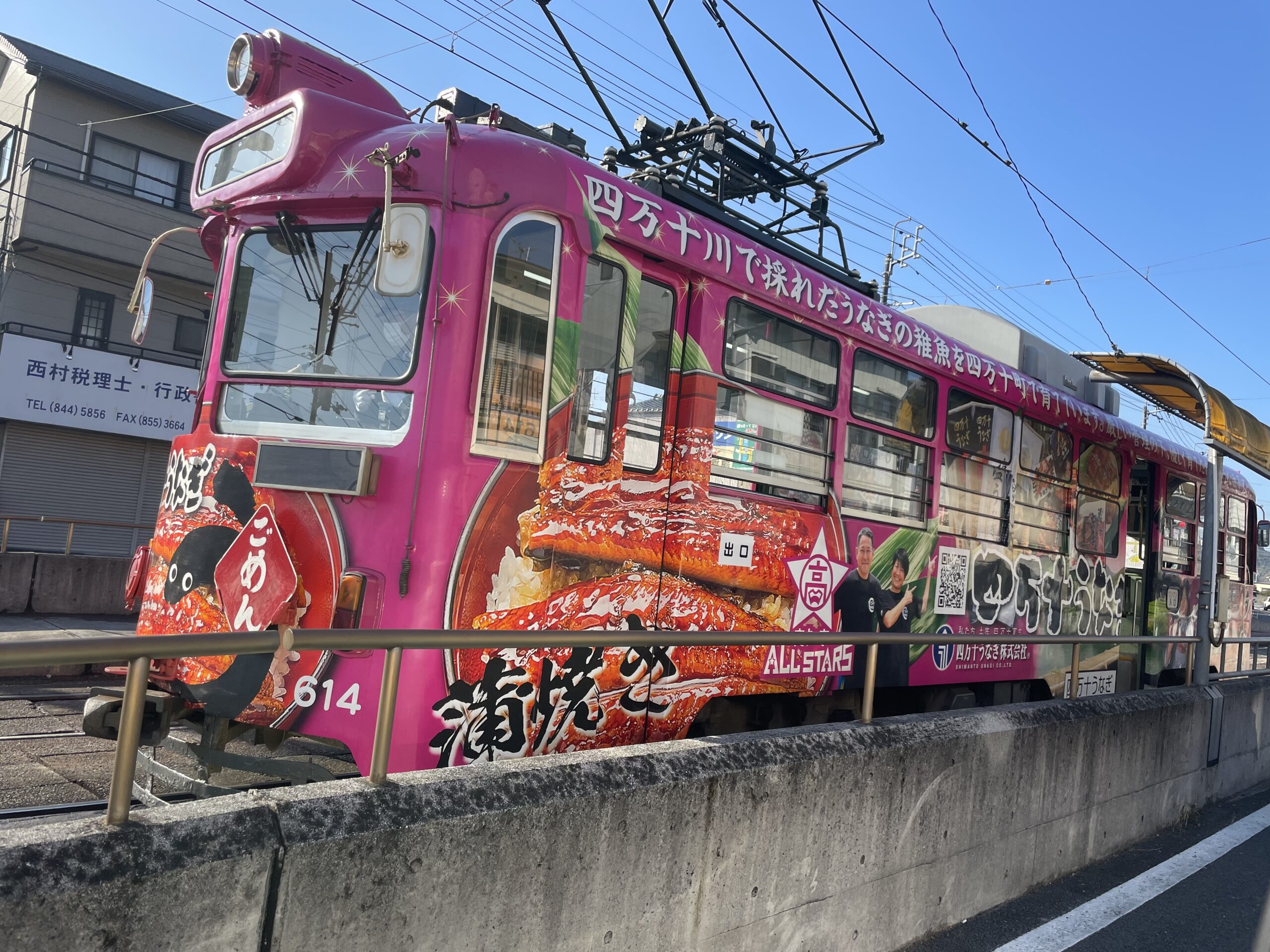 Gehört zum Straßenbild von Kōchi - die zahlreichen, nicht selten bunten Straßenbahnen