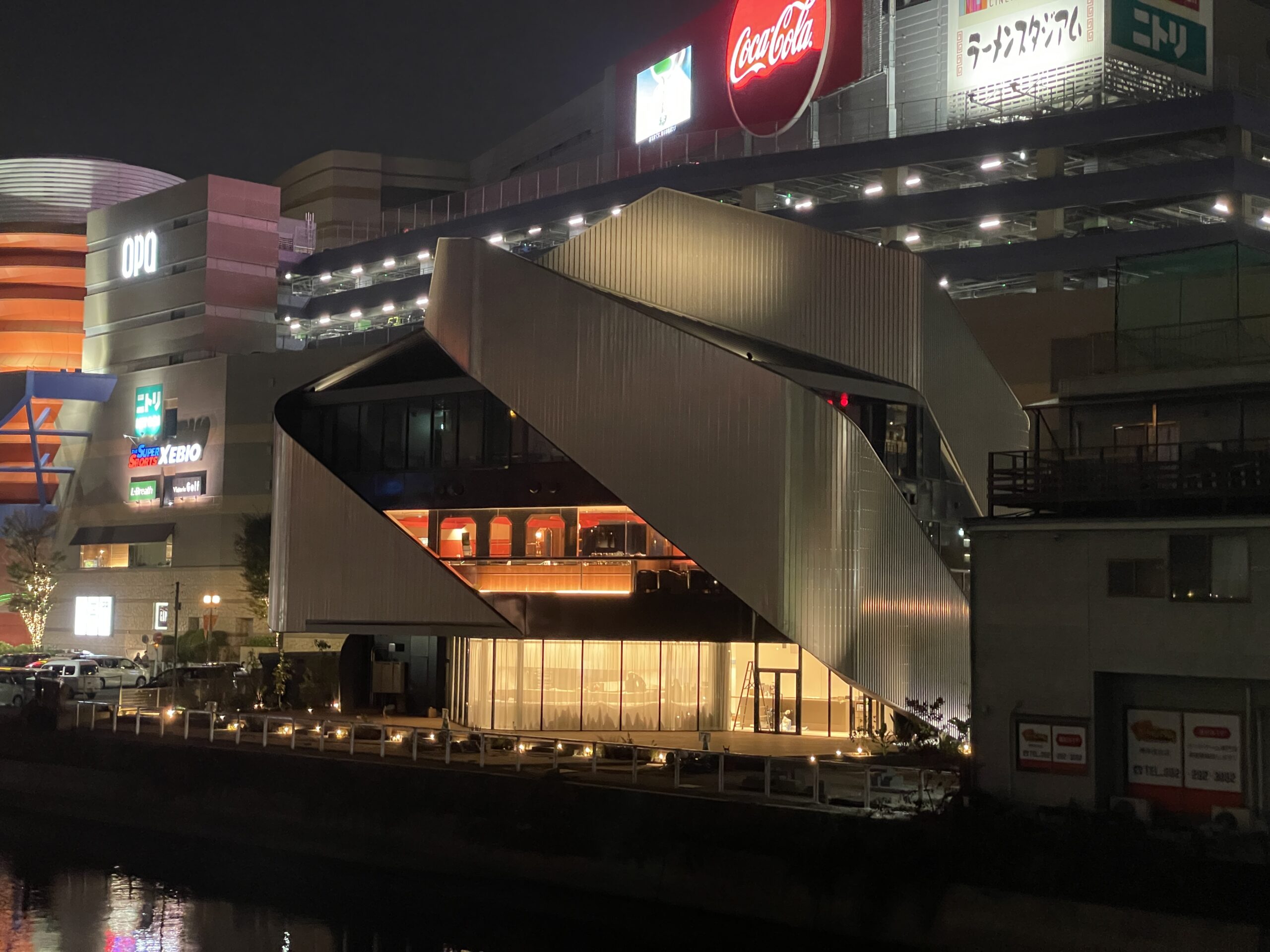 Das 2022 eröffnete 010-Gebäude in Fukuoka vor Canal City, einem riesigen Shopping-Center