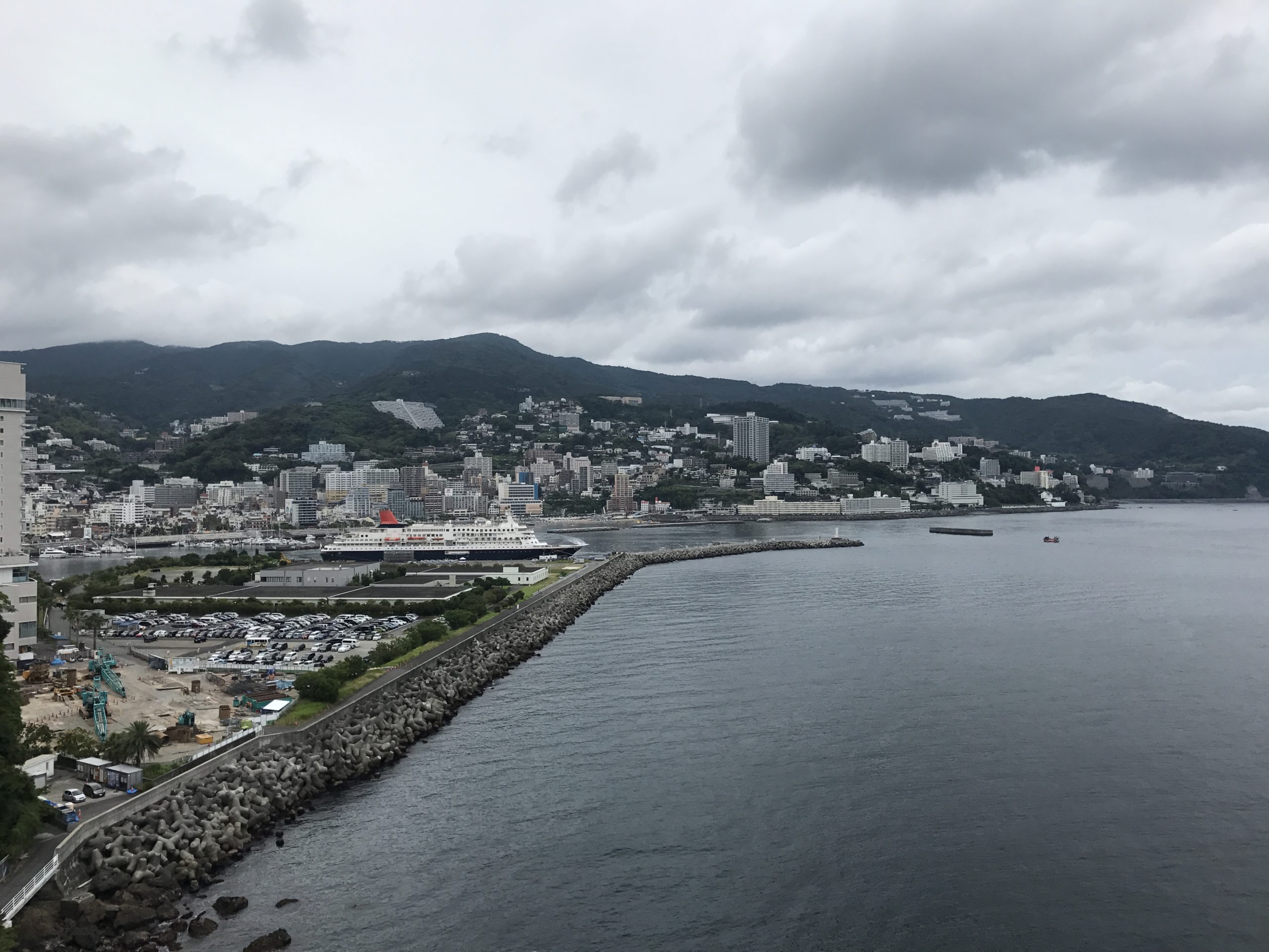 Blick auf das Zentrum von Atami