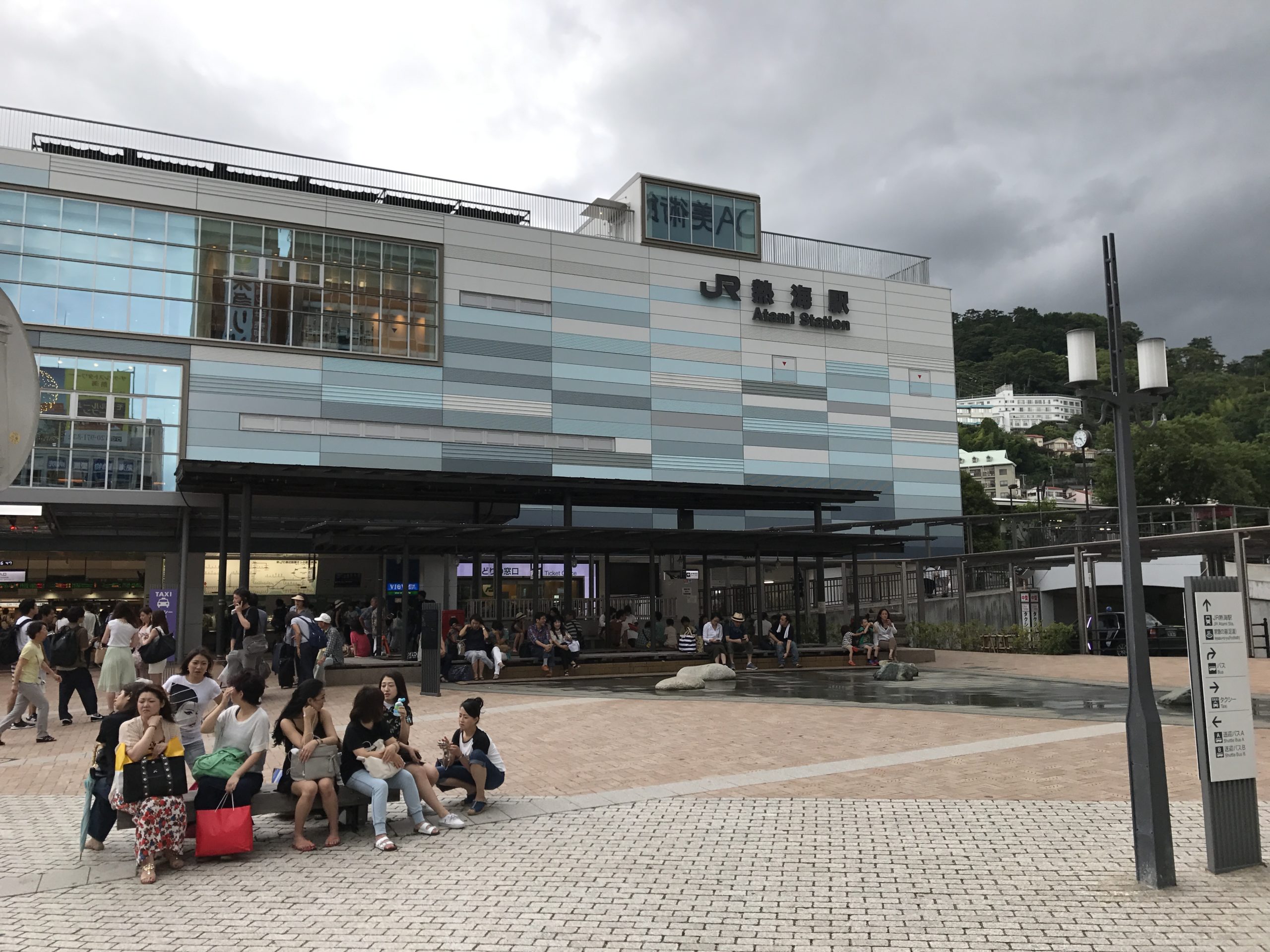 Hauptbahnhof von Atami mit Fussbad