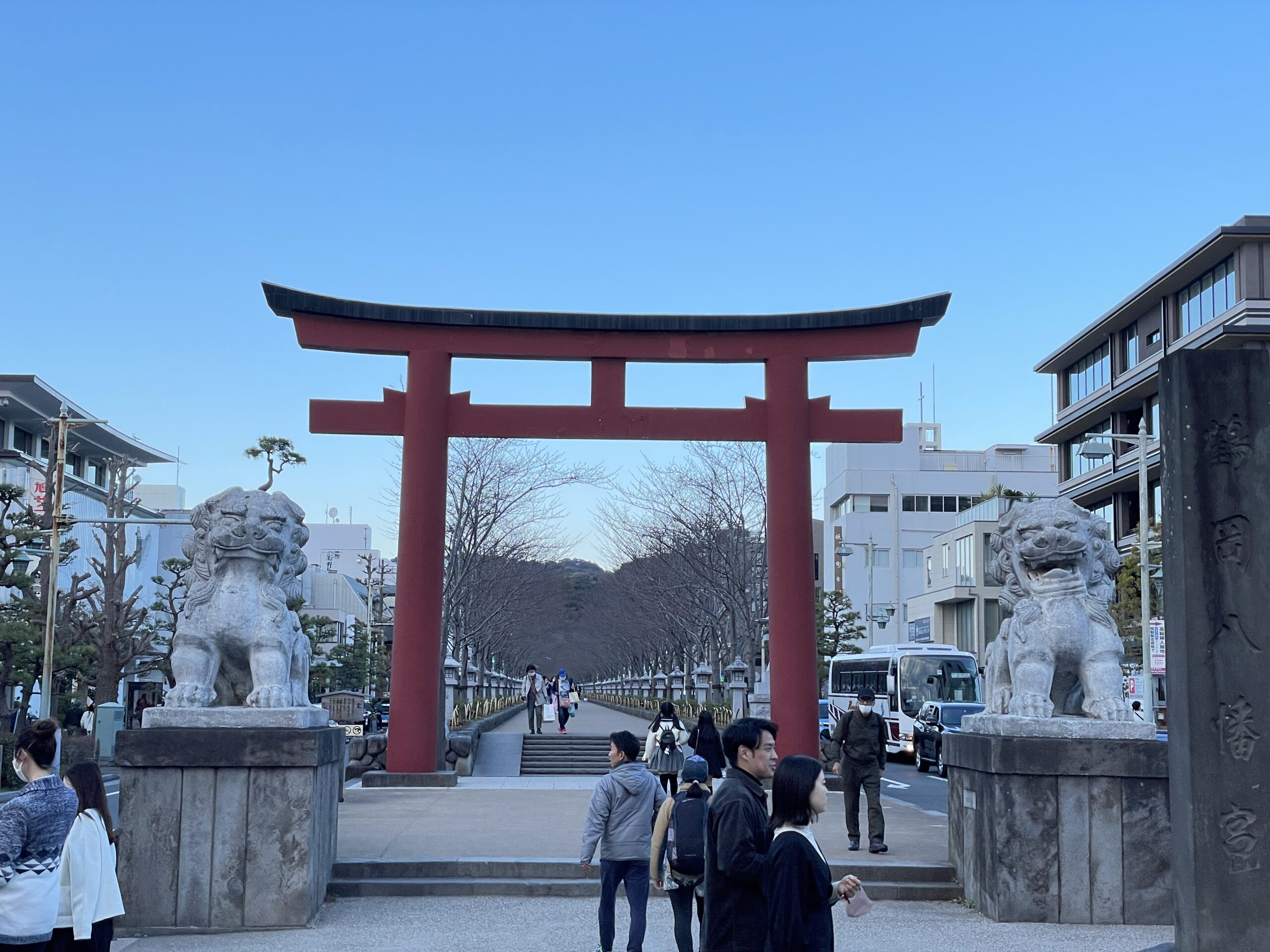 Torii im Stadtzentrum von Kamakura - am Eingang zum Tsurugaoka-Hachimangu