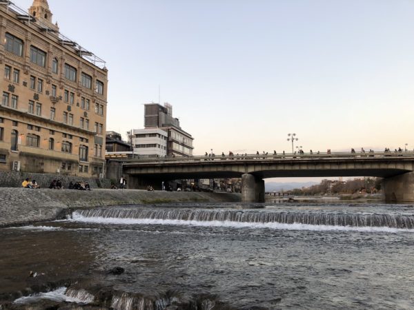 Blick auf die Shijō-Brücke über den Kamogawa-Fluss Richtung Pontocho