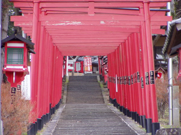 Zugang zu einem kleinen Schrein in Sasayama