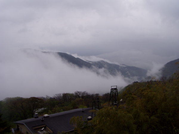 Berge nahe der Seilbahnstation in Hakone