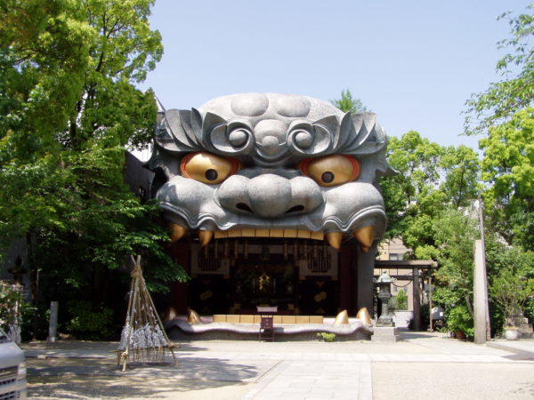 Die 12 Meter hohe Löwenhalle (Shishiden) im Nambayasaka-Schrein