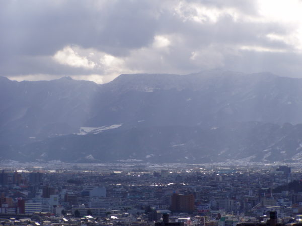 Blick auf die Stadt und die Berge