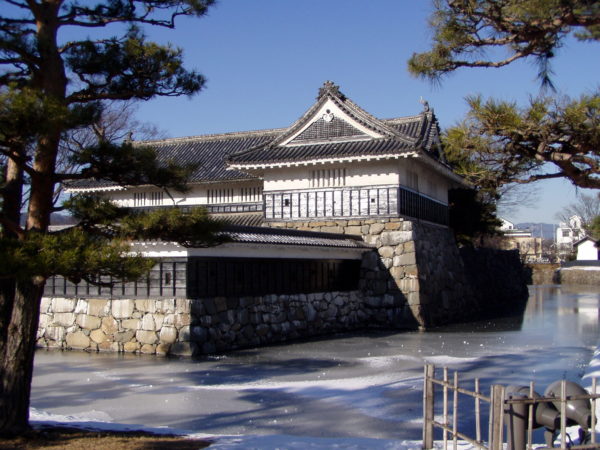 Schlossgraben und Yagura von Matsumoto-jō