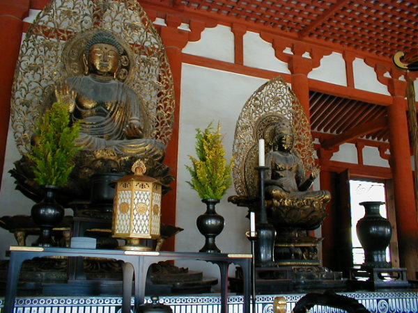 Buddhastatuen in der Lehrhalle
