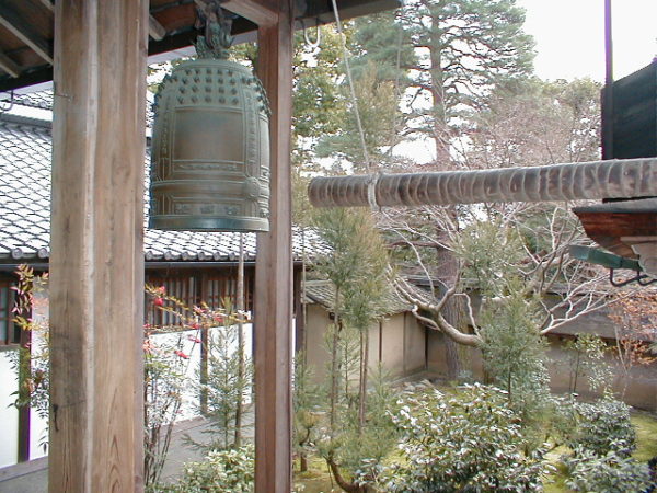 Traditionelle Glocke im Ryōan-ji