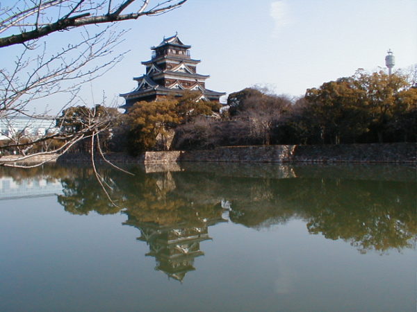 Die wiederaufgebaute Burg von Hiroshima