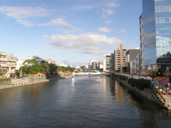 Im Zentrum von Tokushima am Shinmachi-Fluss