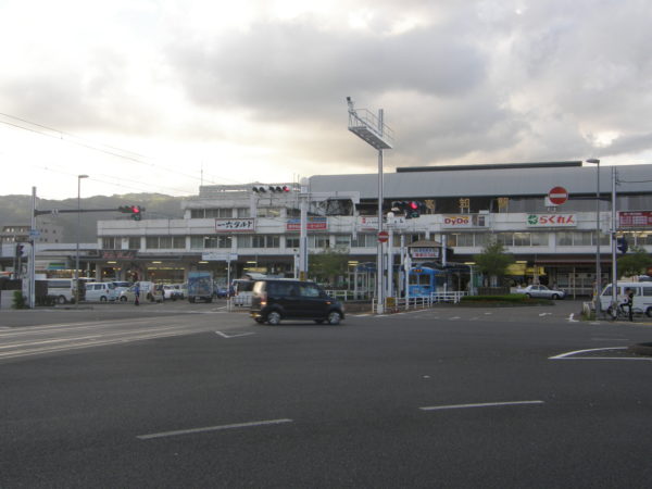 Der Bahnhof von Kochi mit dem Bahnhofsvorplatz